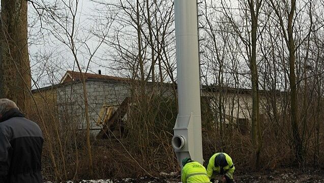 Skorstenen bliver monteret og så er vi klar til næste løft.