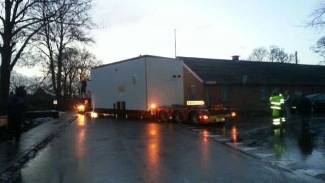 Næste løft var selve kedelen som kom færdig i en special lavet container ( 9,5 m lang 4 m høj 3,5 m bred vægt ca 20 tons). Chafføren skal bare lige have vendt lastbilen med blokvognen. Ikke noget nemt job i Jebjerg en mandag kl 17.30 :-)