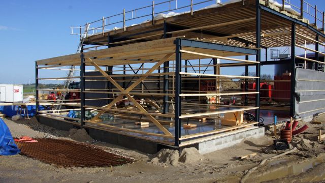 Teknikbygning, halvdelen af taget er lagt 23-02-2020