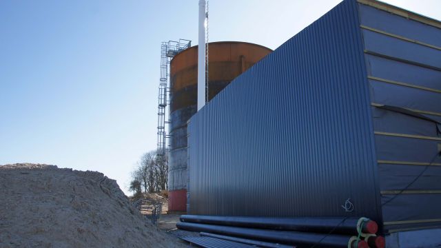 Facadebeklædning påbegyndt og akkutanken er i fuld højde. 29-03-2020
