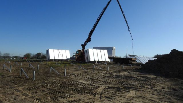 Solpanelerne kranes på plads. 18-04-2020
